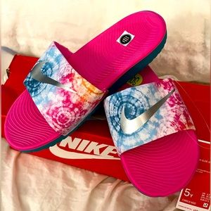 Nike Kawa Girls Slide Shoes Fuchsia Silver Blue NWT